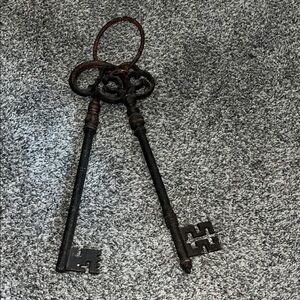 Large decorative metal skeleton keys